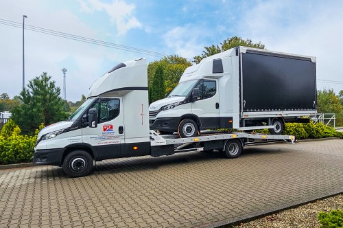 Białe Iveco Daily z czarną plandeką odjeżdża do Klienta