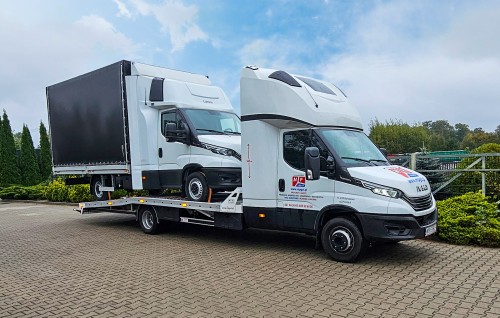 Białe Iveco Daily z czarną plandeką odjeżdża do Klienta