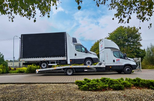 Białe Iveco Daily z czarną plandeką odjeżdża do Klienta