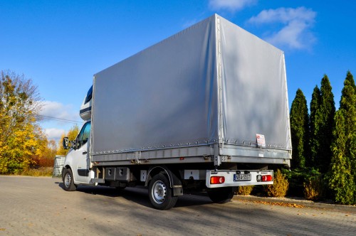 Renault Master z nową srebrną plandeką