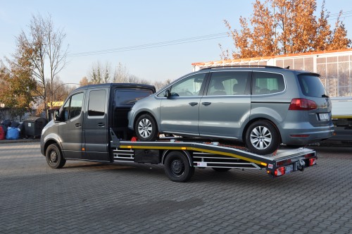 Mercedes-Benz Sprinter 906 odjeżdża do klienta z ładunkiem na lawecie