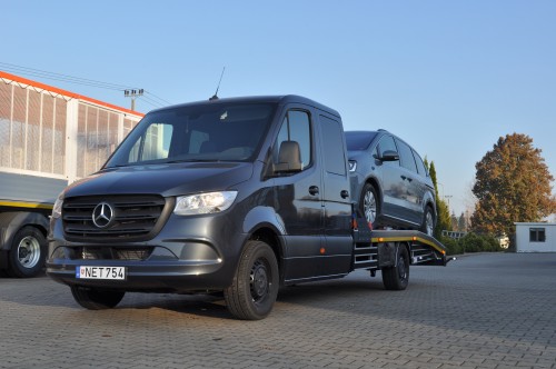 Mercedes-Benz Sprinter 906 odjeżdża do klienta z ładunkiem na lawecie