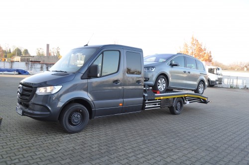 Mercedes-Benz Sprinter 906 odjeżdża do klienta z ładunkiem na lawecie