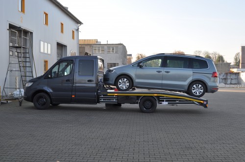 Mercedes-Benz Sprinter 906 odjeżdża do klienta z ładunkiem na lawecie