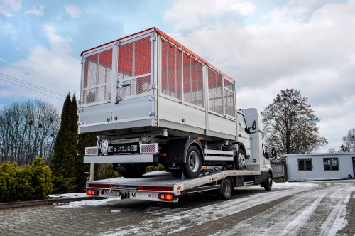 Mitsubishi Fuso eCanter z zabudową komunalną odjeżdża do Klienta