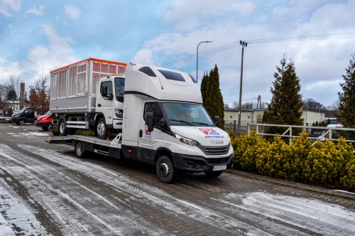 Mitsubishi Fuso eCanter z zabudową komunalną odjeżdża do Klienta