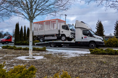 Mitsubishi Fuso eCanter z zabudową komunalną odjeżdża do Klienta